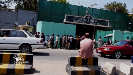تجمع مردم مقابل سفارتخانه‌ها برای خروج از افغانستان 