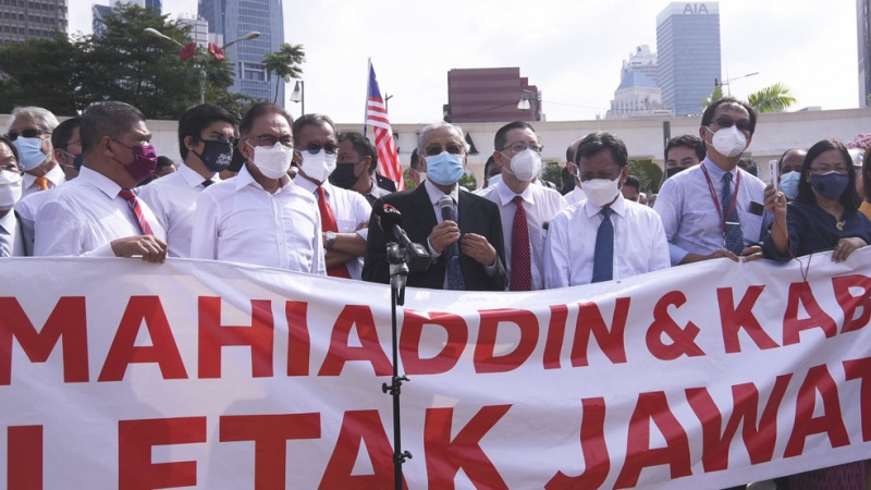 Mahathir Mohamad dan Anwar Ibrahim memimpin aksi protes untuk menuntut pengunduran diri PM Malaysia.