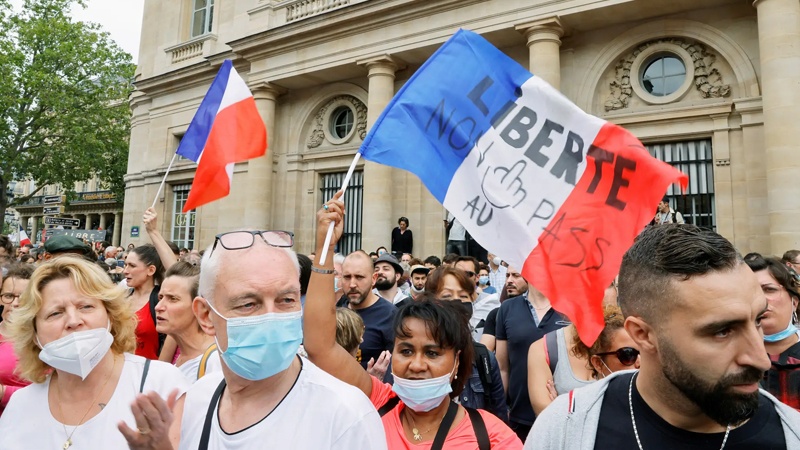 Qytetarët francezë protestojnë kundër planit të qeverisë për pandeminë e virusit Korona