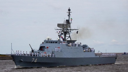 伊朗海军在俄罗斯海军阅兵式展示实力