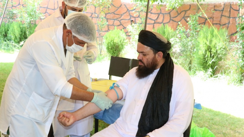 اهدای خون از سوی ده ها تن از علمای دینی به مجروحان نیروهای امنیتی