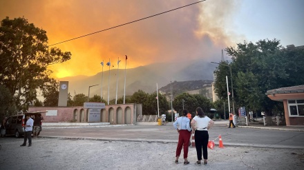 Vazhdon përhapja e zjarreve në Greqi e Turqi