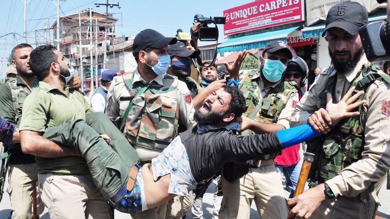 印度安全部队袭击克什米尔的伊玛目侯赛因哀悼者