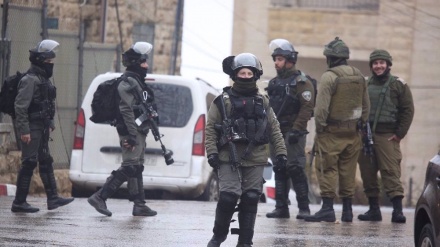 Israeli regime forces kidnap 18 Palestinians in overnight West Bank raids