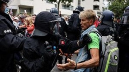 Gösteriler sırasında Berlin polisi tarafından gözaltına alınan adam, hayatını kaybetti