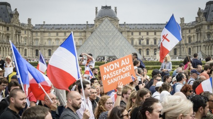 Parigi, operatori sanitari protestano contro il Green Pass