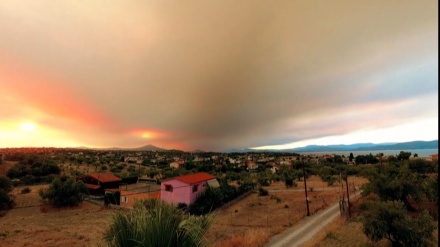 ギリシャで、山火事の継続により真っ赤に染まる上空に煙霧　　　　　　　