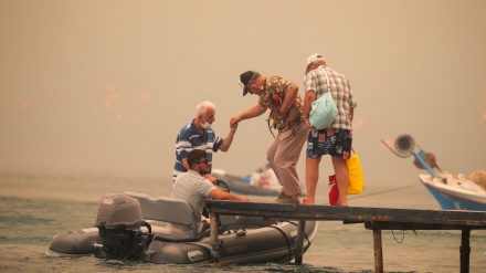 Zjarrët në Turqi kërcënojnë edhe hotelet, arratisen turistët (1)