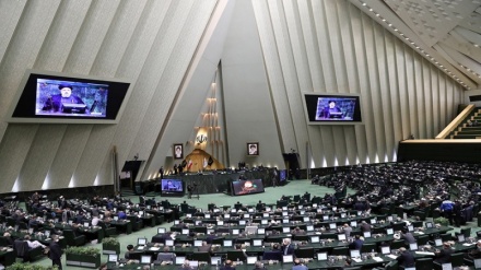 Iran: fiducia in Parlamento al governo di Raisi