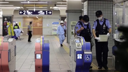 走行中の小田急線車内で刃物切付け事件、１０人が重軽傷