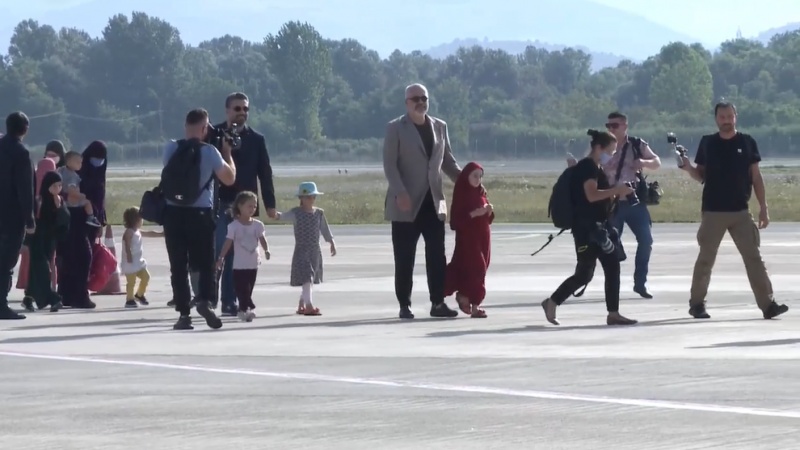 19 fëmijë dhe gra të familjeve të terroristëve të ISIS kthehen në Shqipëri