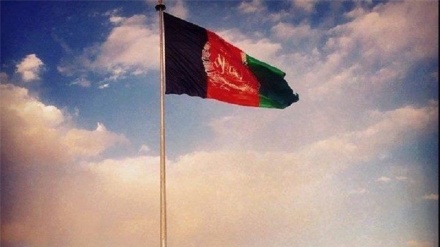 طالبان بزرگترین پرچم افغانستان پایین کشید 