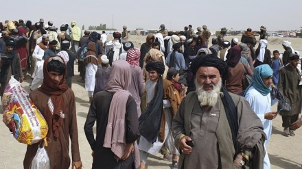 アフガン首都空港で、１万３０００人が路頭に迷い出国できず