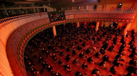 Warga Hamedan Hadiri Malam Tasua di Huseiniyah Imam Khomeini ra