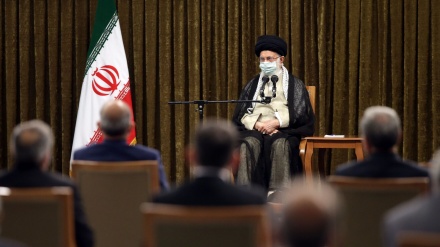 革命最高领袖：官员们必须学习拉贾伊烈士和巴霍纳尔烈士的真诚和奉献精神