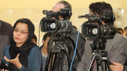 アフガン女性記者らがタリバンによる制限に抗議
