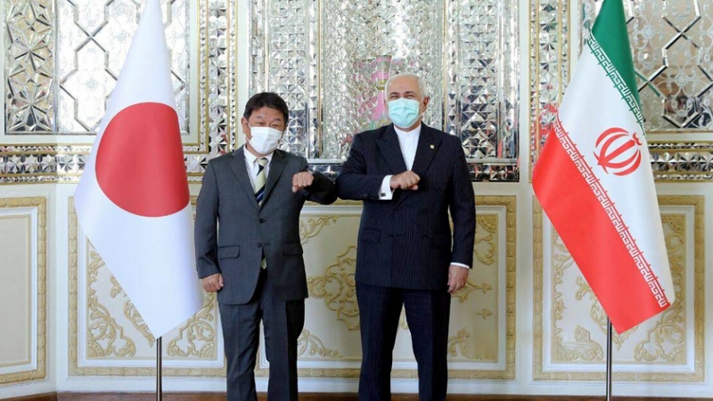 Toshimitsu Motegi (kiri) dan Mohammad Javad Zarif.