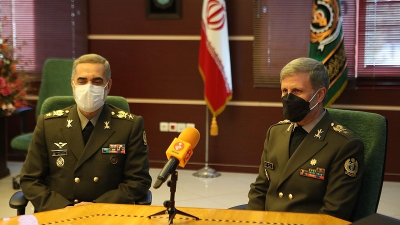 Menhan baru RII Brigadir Jenderal Mohammad Reza Gharaei  Ashtiani (kiri).