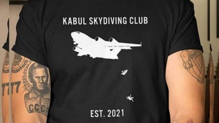 米で、米軍機から落下したアフガン難民２名をプリントした侮辱的Tシャツが製造