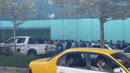ازدحام افغان های داوطلب مهاجرت  مقابل سفارت ایران در کابل