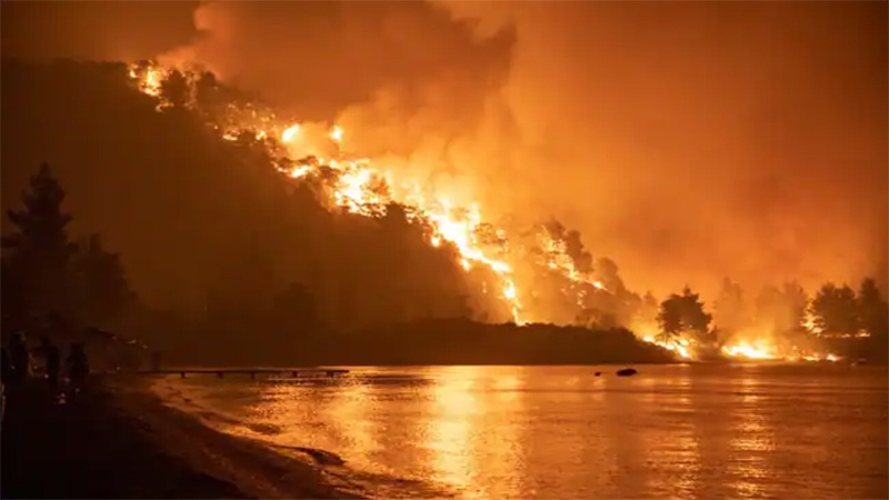 आग की सुनामी, कई देशों में करोड़ों एकड़ इलाक़ा जलकर ख़ाक, ग्रीस का एक पूरा शहर स्वाहा