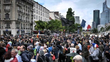 Frankreich und Italien von Massenprotesten gegen neue COVID-Beschränkungen erfasst