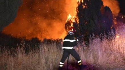 南仏で山火事により、キャンプ客ら数千人が避難