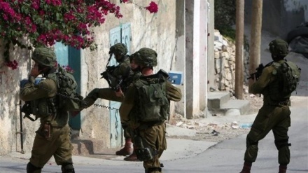 犹太复国主义者侵犯一个巴勒斯坦民宅