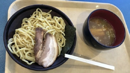 五輪プレスセンターでの食事は多彩；ハンバーガーにピザ、鉄火丼も