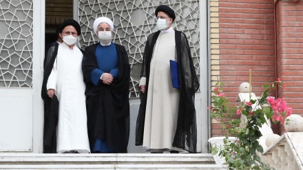 (VIDEO) Iran 2021, Rohani consegna le chiavi della Pasteur a Raisi