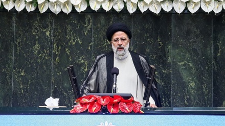 Raeisi takes oath of office at parliament as Iran’s eighth president