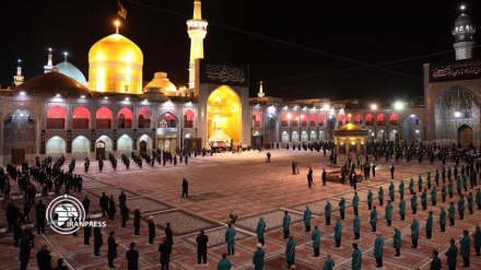  Rituel de récitation de sermon au sanctuaire sacré de l'Imam Reza, au nord-est de l'Iran