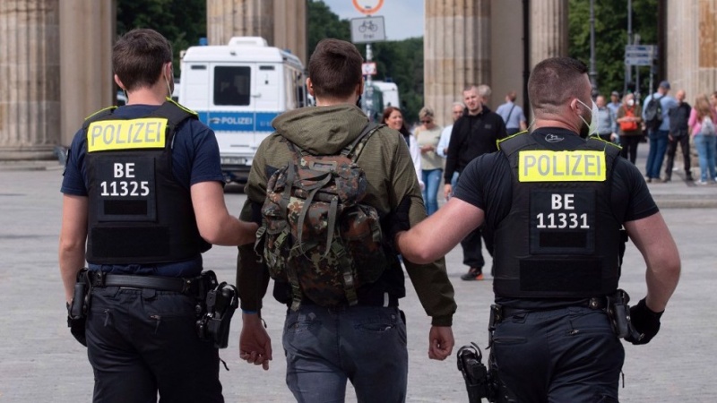 Hunderte in Berlin festgenommen – Covid-Skeptiker raufen mit der Polizei