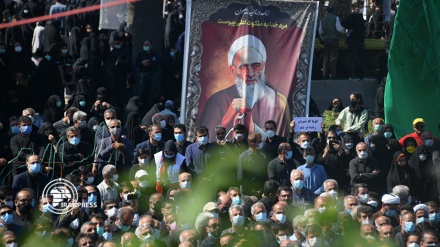 Irani i jep lamtumirën e fundit mendimtarit dhe filozofit të njohur Ajetullah Hasanzade Amoli