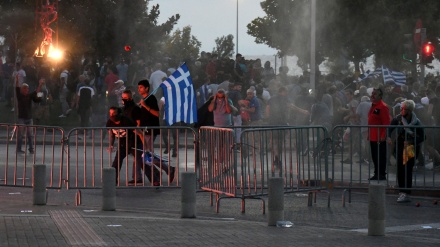 Policia greke godet protestuesit kundër vaksinimit të detyruar