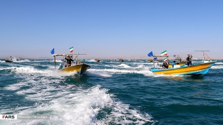 رژه شناورهای بسیج دریایی در خلیج فارس