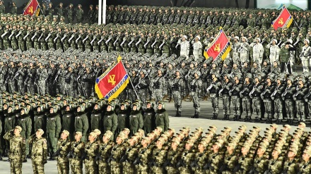 朝鲜举行阅兵式