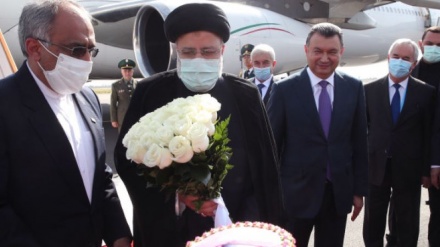イラン大統領が、就任後初の外遊としてタジキスタンを訪問