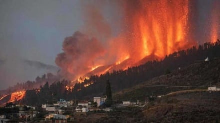 Alle Canarie la lava travolge le case, 5.000 sfollati