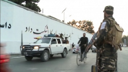 在アフガン米大使館の壁に「占領終了」と大書