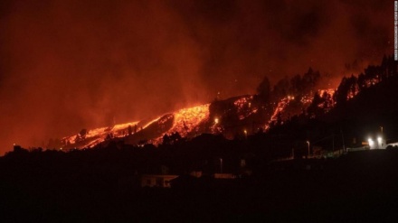 カナリア諸島の火山噴火に、当局が爆発や有毒ガスへの警戒を呼びかけ