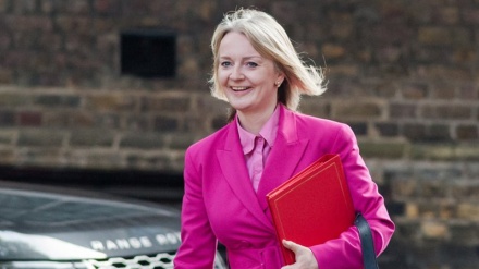 Shkarkohen tre ministra të qeverisë britanike