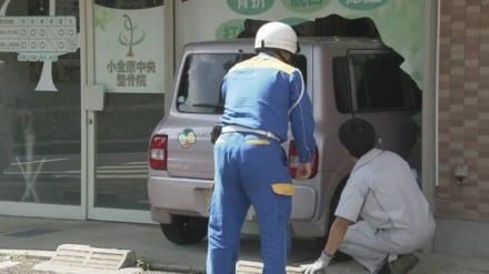 千葉県松戸市で、84歳女性運転の車が接骨院に突っ込み３人が負傷