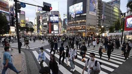 日本政府が、今月末での緊急事態宣言の解除を検討