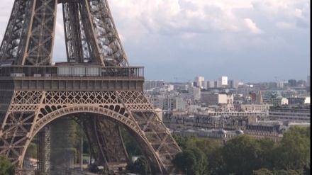 仏パリ市内で、エッフェル塔背にスラックライン挑戦