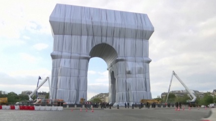 仏・パリ凱旋門の完成式典に、マクロン大統領が出席