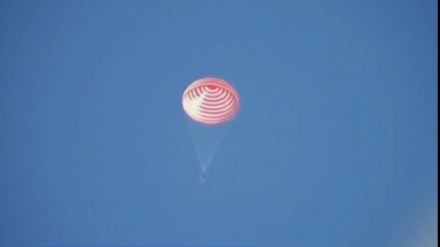 中国航天员返回舱顺利着陆