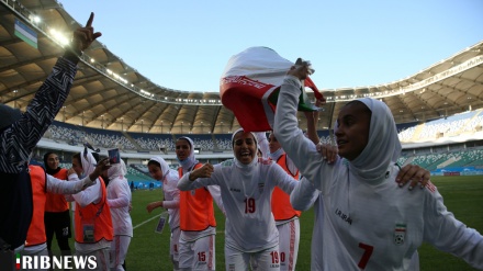 De Qilonıjə mırəbbi hidoyəti İroni jenon futbol milli kamanda bə Asiya çempionati oxonə mərhələ ovaşte.