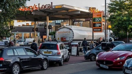 英国内各地ガソリンスタンドの順番待ちの行列で、暴力が増加