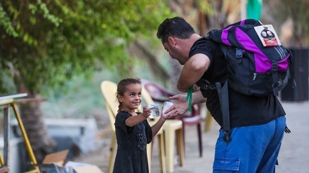 Anak-Anak Irak Menjamu Peziarah Arbain dengan Gembira